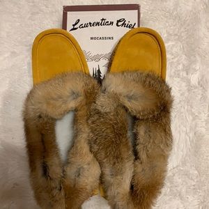 NIB Laurentian chief Leather and fur mocassins